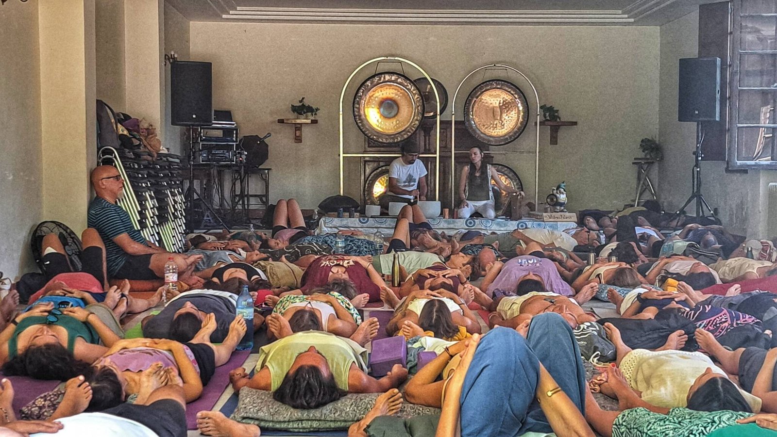 Comunidad de Yoga & Música en una sesión de sound healing